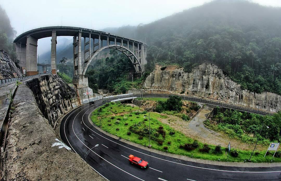 Jalanan keren yang ada Indonesia dan bisa jadi objek wisata ciamik lo bree