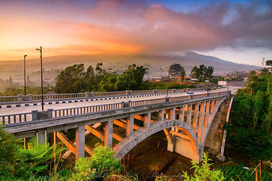 Jalanan keren yang ada Indonesia dan bisa jadi objek wisata ciamik lo bree