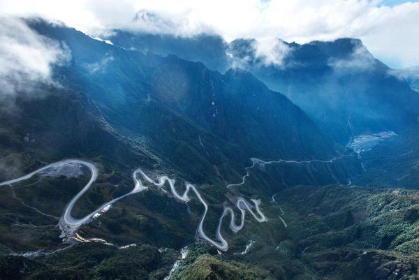 Jalanan keren yang ada Indonesia dan bisa jadi objek wisata ciamik lo bree