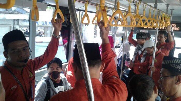 Masya Allah. . . ! Sejumlah Dai Berdakwah di Bus Kota