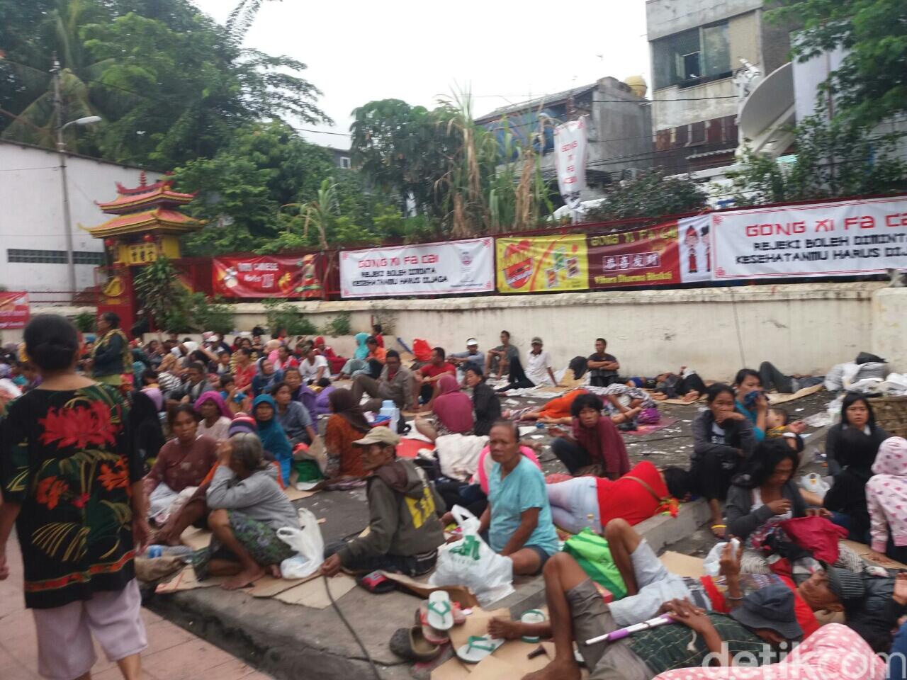 Melihat Suasana Bagi-bagi Angpao Imlek di Vihara Petak Sembilan