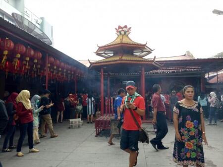 Jelang Sore, Vihara di Petak 9 Masih Ramai Dikunjungi