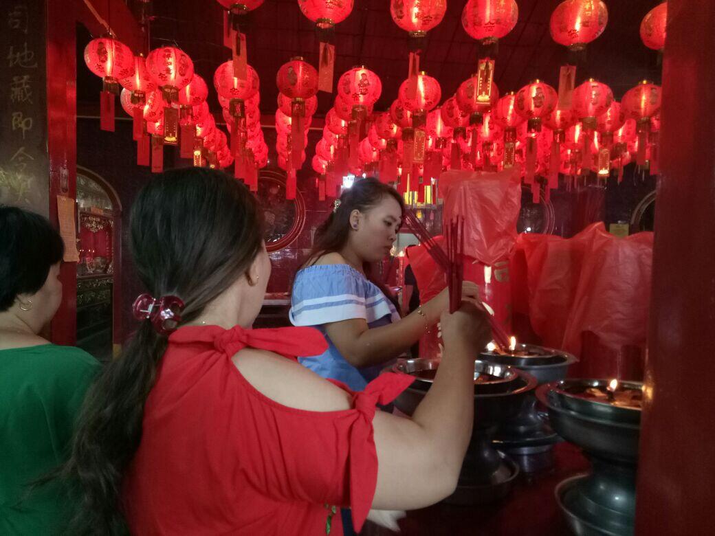 Jelang Sore, Vihara di Petak 9 Masih Ramai Dikunjungi