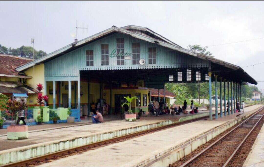 Stasiun Cibatu Saksi Kemesraan Charlie Chaplin Dan Dua Kekasihnya Yang Cantik