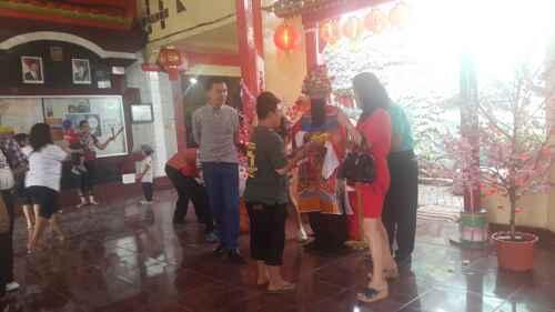‘Dewa Uang’ Bagi-Bagi Angpao di Boen San Bio Pasar Lama