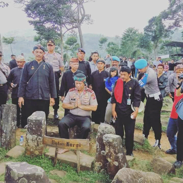 Kapolda Jabar Beri Komentar Soal Foto 'Menyembah' di Gunung Padang