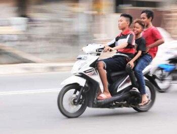 5 Alasan Salah Pengendara Motor Gak Pake Helm