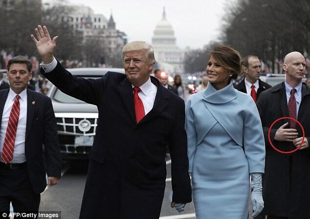 Benarkah Secret Service Donald Trump Punya "Tactical Fake Arm?"
