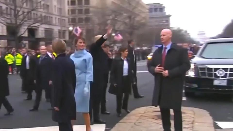 Benarkah Secret Service Donald Trump Punya "Tactical Fake Arm?"