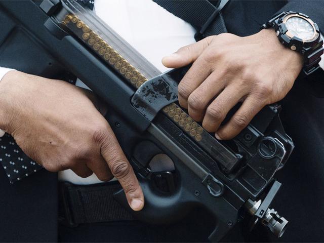 Benarkah Secret Service Donald Trump Punya "Tactical Fake Arm?"