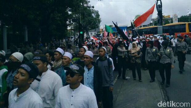 Habib Rizieq Diperiksa, Massa Mulai Bergerak ke Polda Metro