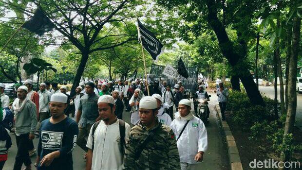 Habib Rizieq Diperiksa, Massa Mulai Bergerak ke Polda Metro