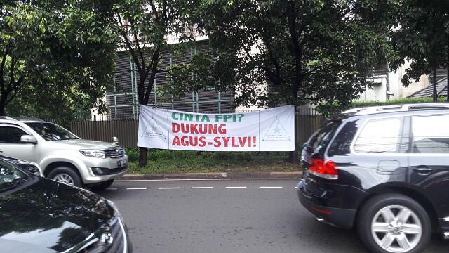 Geger, Spanduk FPI Dukung Agus-Silvy Muncul di Kawasan Senopati