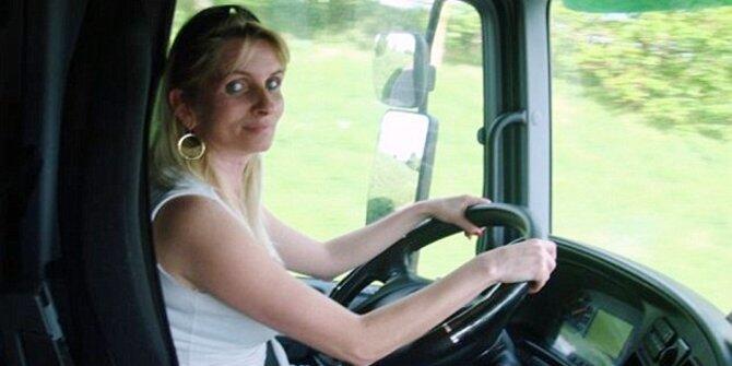 Cantik-cantik kok sopir, 7 bidadari ini jadikan jalanan bak catwalk