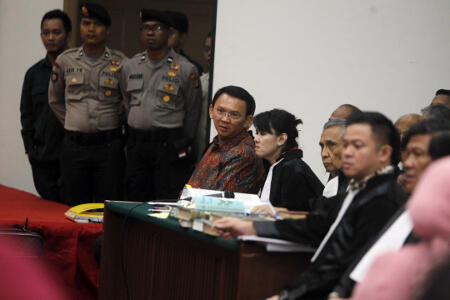 Hot Trit - Kuasa Hukum Ahok Saling Lempar Ditanya Rekaman SBY - Ma'ruf Amin