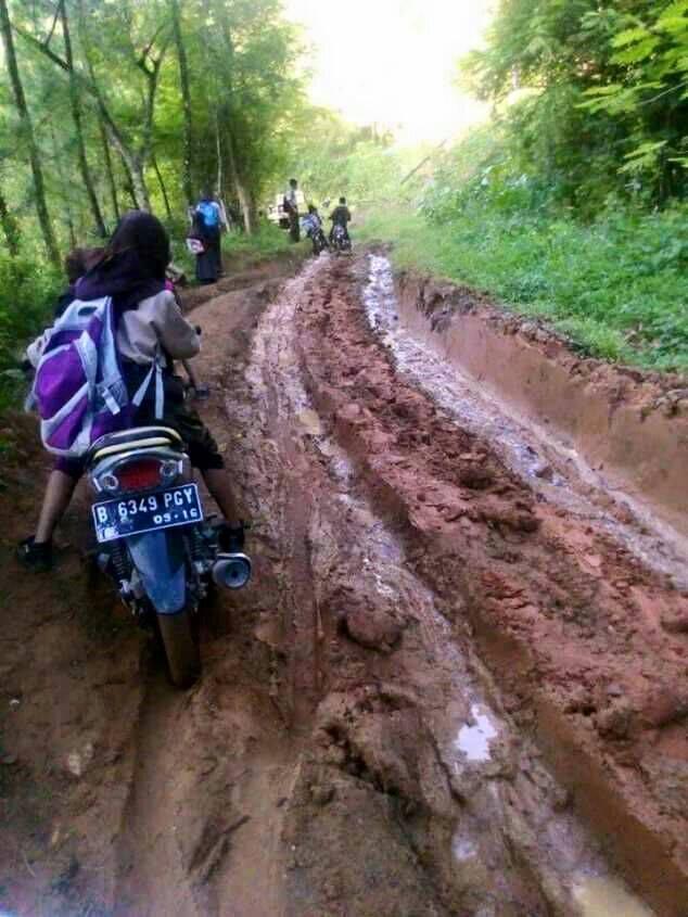 Mengalihfungsikan Jalan Rusak Menjadi Sesuatu yang Bermanfaat