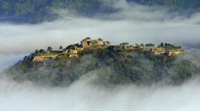 Takeda Castle: Reruntuhan Istana di Atas Awan