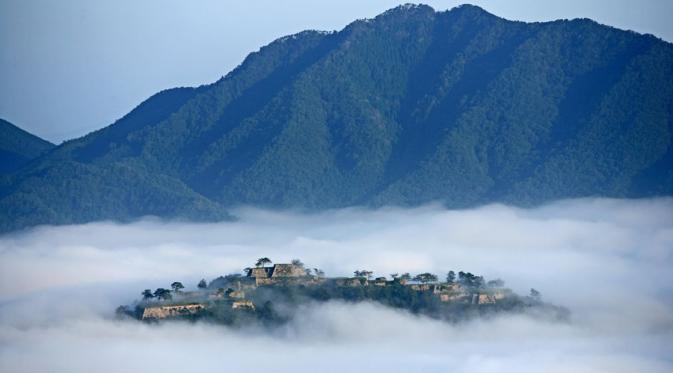 Takeda Castle: Reruntuhan Istana di Atas Awan