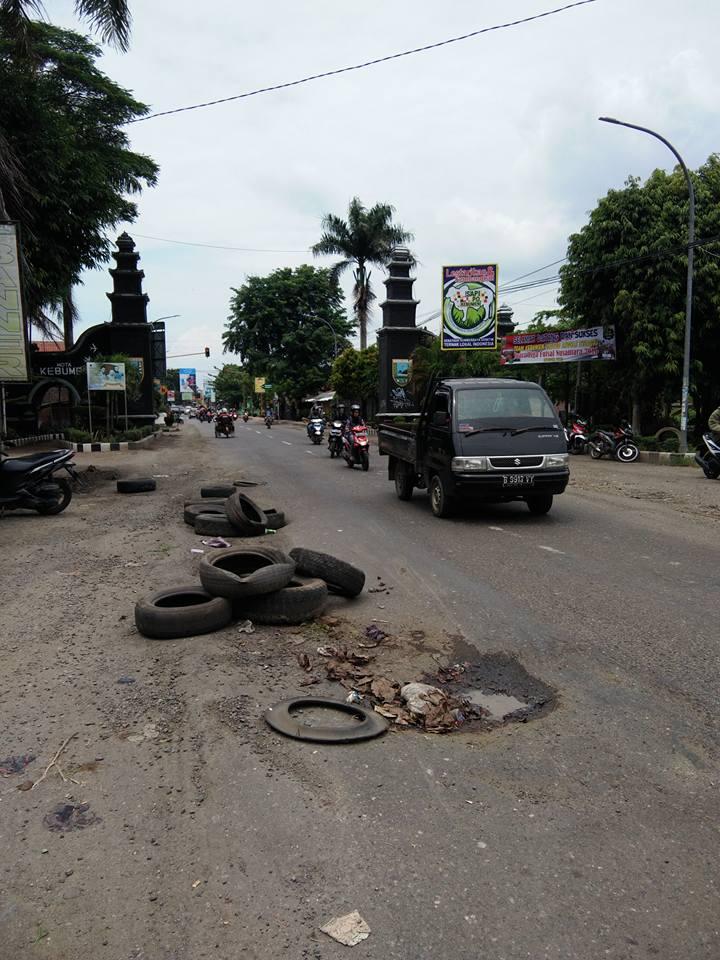 Mengalihfungsikan Jalan Rusak Menjadi Sesuatu yang Bermanfaat