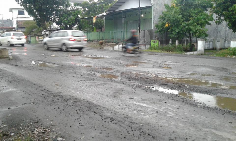 Mengalihfungsikan Jalan Rusak Menjadi Sesuatu yang Bermanfaat