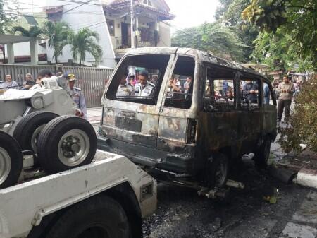 Warga Senen Bakar Mobil karena tak Terima Diderek Dishub