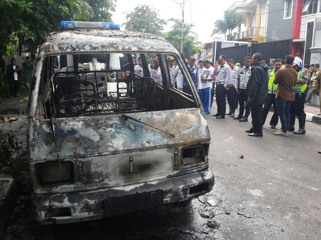 Warga Senen Bakar Mobil karena tak Terima Diderek Dishub