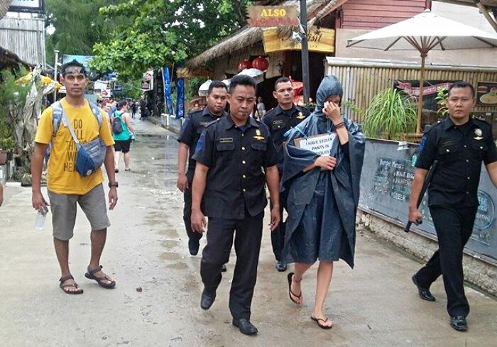 Ngutil Celana, Bule Cantik Diusir dari Trawangan