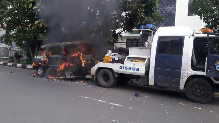 Terjaring Razia Parkir Liar, Sebuah Mobil Dibakar Pemiliknya