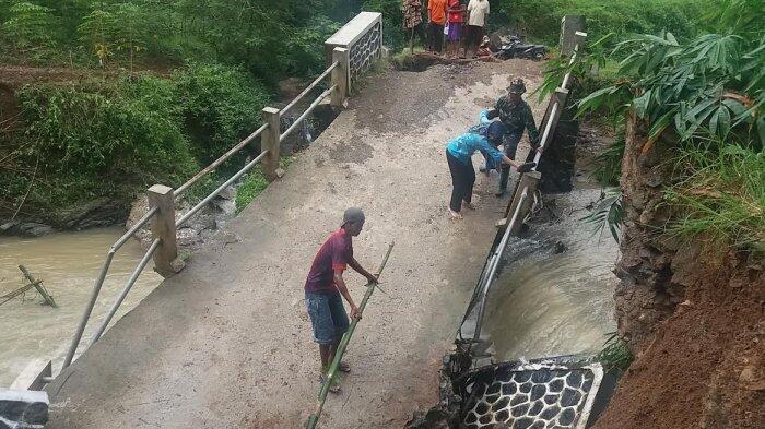Agar Tak Terisolir, Warga Desa Petir Sulap Lahan Pertanian Warga Jalur Alternatif