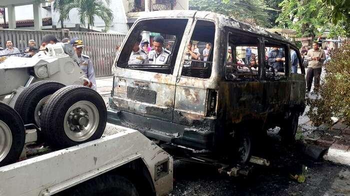 Pelaku Pembakar Mobil Sendiri Akibat Diderek Petugas Dishub DKI Diburu Polisi