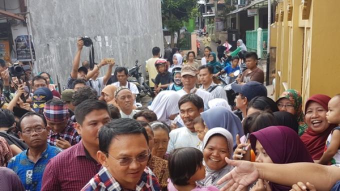Blusukan di Lubang Buaya, Ahok Disambut Antusias Warga