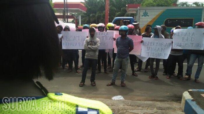 Mahasiswa di Bangkalan Gelar Aksi Lakban Mulut untuk Desak Bupati Mundur
