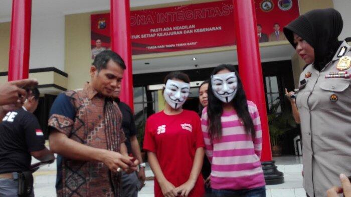 Wanita Ini Tawarkan Layanan Seks Ramai-ramai