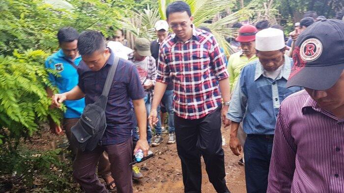 Ahok Lalui Jalan Becek Saat Tinjau Kali di Perbatasan Jakarta dan Bekasi