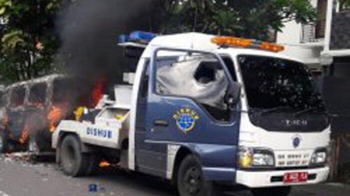 'Saya Gak Ridho Mobil Saya Diderek Lagi, Mendingan Saya Bakar'
