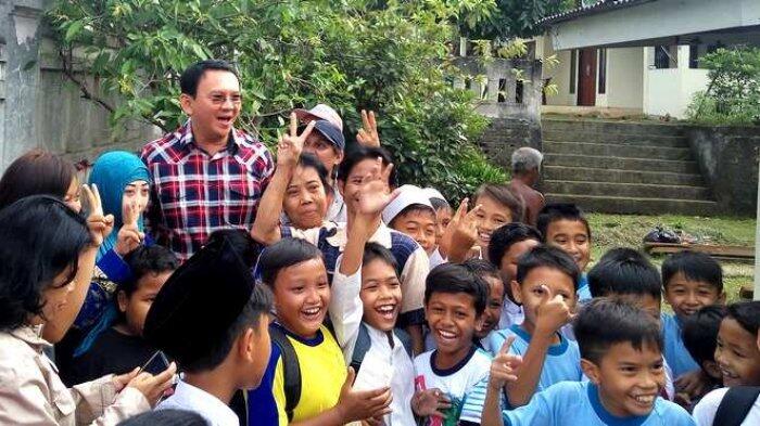 Ahok Tepis Berkampanye di Lubang Buaya, Tapi Timnya bagi-bagi Kartu Nama dan Buku