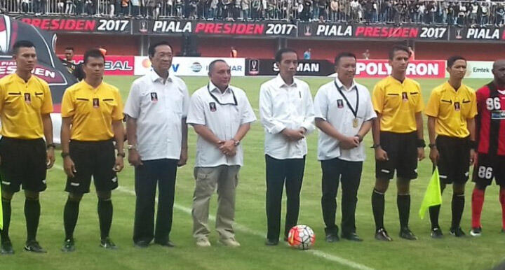Buka Piala Presiden, Jokowi Berkeliling Lapangan Bagikan Bola Kepada Supporter