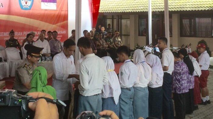 Jokowi: KIP Jangan untuk Beli Pulsa, Kalau Ketahuan Nanti Dicabut