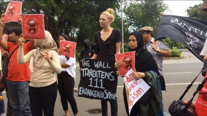 Demo Anti Trump Merembet ke Jakarta, WNA Protes di Depan Kedubes Amerika