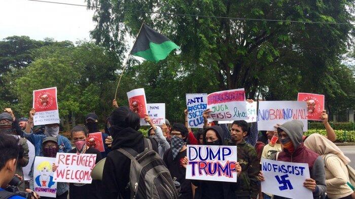 Demo di Depan Kedubes AS, Presiden Trump Diolok-olok Fasis dan Dungu