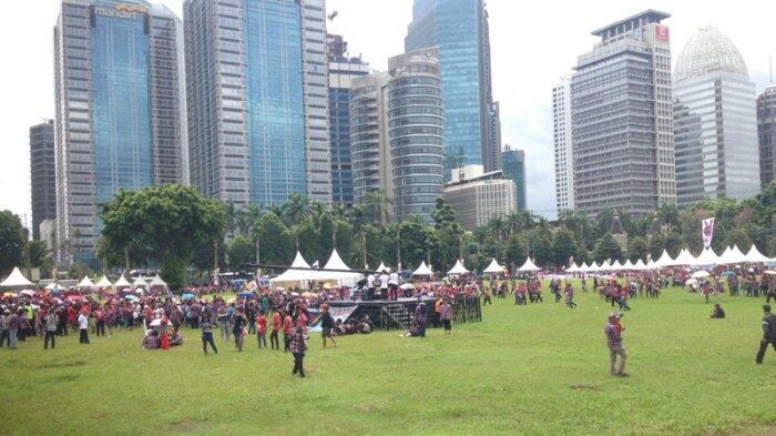 Ahok Kagum Pendukungnnya Tidak Geser Walau Hujan Mengguyur Saat Konser Gue Dua