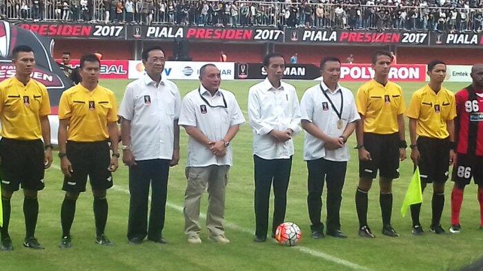 Buka Piala Presiden, Jokowi Berkeliling Lapangan Bagikan Bola Kepada Supporter