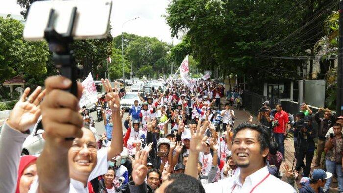 Anies Baswedan Lepas Ribuan Peserta Konvoi Bahagia di Tugu Proklamasi