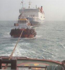 Kehabisan BBM, Kapal KM Mutiara Sentosa I Ditarik ke Pelabuhan Tanjung Perak