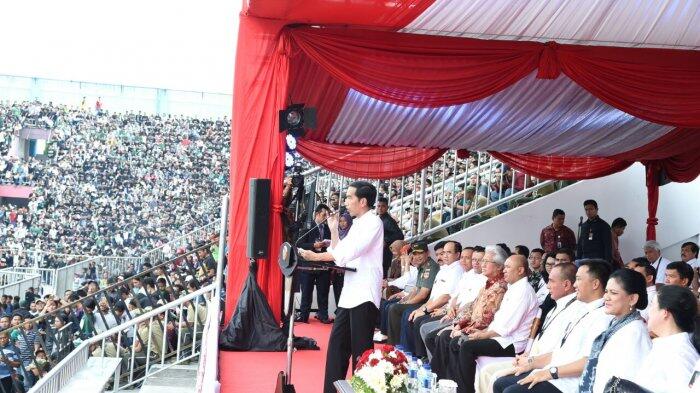 Sssttt…! Begitu Cara Unik Supporter Ketika Jokowi Akan Berpidato