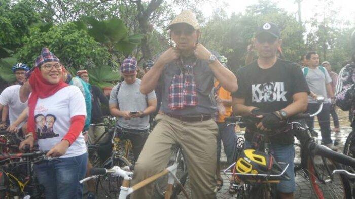 Sepedaan Pakai Topi Anyaman dari Relawan, Ahok Mengeluh Gatal
