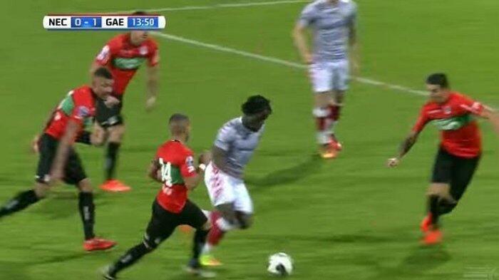 Tragis Banget, Pemain Ini Dikartu Merah Setelah Cetak Gol Fantastis