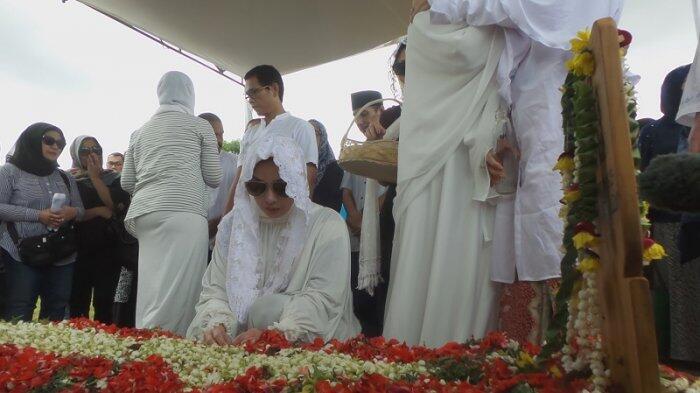 Setengah Berlari, Terry Putri Menghambur ke Jenazah Sang Bunda di TPU Tanah Kusir