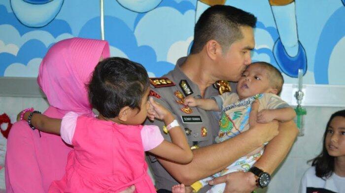 Kapolres Demak Gendong dan Ciumi Bayi Panti Asuhan Derita Gizi Buruk