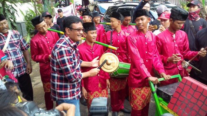 Djarot Ikut Mainkan Alat Musik Saat Disambut Relawan di GOR Kebon Jeruk